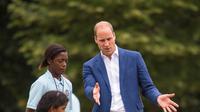 Pangeran William mengamati latihan anak-anak program pendidikan sepak bola Wildcats Girls saat mengunjungi tim sepak bola wanita Inggris, di Kensington Palace, London, Kamis (13/7). (Dominic Lipinski / POOL / AFP)