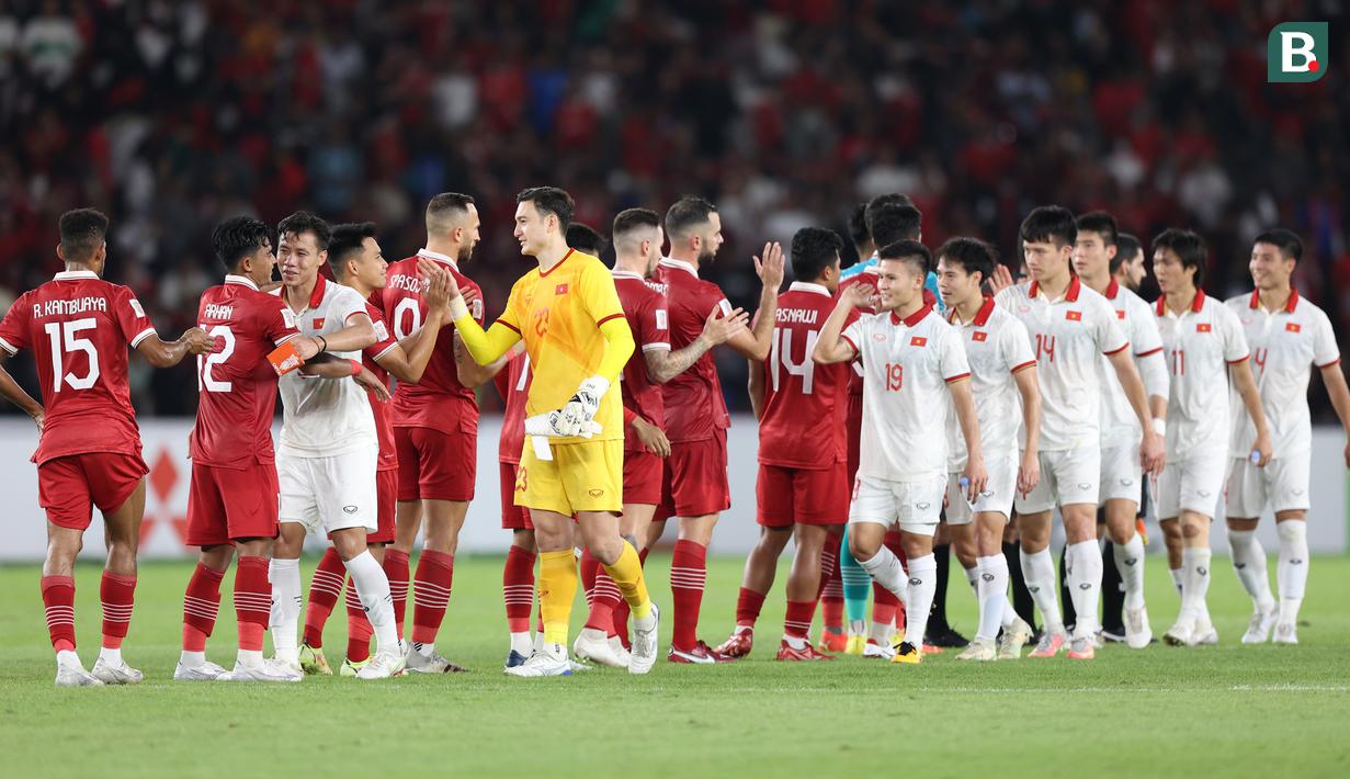 <p>Para pemain Timnas Indonesia dan Vietnam saling berjabat tangan setelah berakhirnya laga leg pertama babak semifinal Piala AFF 2022 di Stadion Utama Gelora Bung Karno (SUGBK), Jumat (6/1/2023) sore WIB. Kedua tim kembali akan bertemu pada laga leg kedua tiga hari mendatang. (Bola.com/Bagaskara Lazuardi)</p>