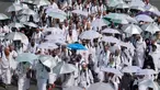 Jemaah haji tiba di Mina saat melakukan ibadah haji tahunan, di dekat kota suci Mekkah, Arab Saudi, Jumat 14 Juni 2024. (AP Photo/Rafiq Maqbool)