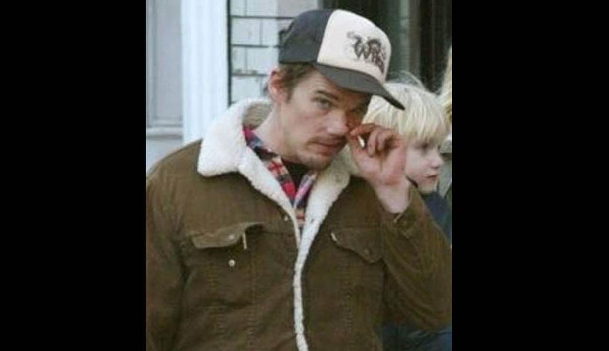 Foto konyol Ethan Hawke saat mengupil jadi sasaran paparazzi dan beredar di mana-mana. (Istimewa)