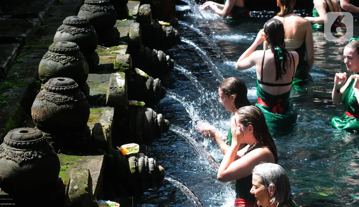 <p>Wisatawan antri membersihkan diri (melukat) di Pura Tirta Empul, Desa Tampaksiring, Gianyar, Bali, jumat (6/5/20222). Dalam sehari, lebih dari 2.000 wisatawan berkunjung ke obyek wisata spiritual i yang menjadi salah satu primadona di Pulau Bali ini. (merdeka.com/Arie Basuki)</p>