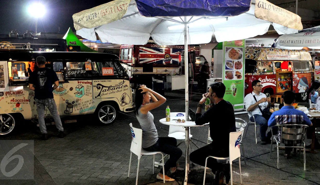 Pengunjung menunggu pesanan makanan yang dijual di atas mobil van di area Food Truck Convoy dalam ajang Indonesia International Motor Show (IIMS) 2015 di JIExpo Kemayoran, Jakarta, Selasa (25/8/2015). (Liputan6.com/Andrian M Tunay)