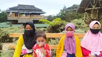 Dengan menggunakan standar kesehatan, beberapa pengunjung anak-anak terlihat menggunakan masker di lokasi TWA Papandayan, Garut, Jawa Barat. (Liputan6.com/Jayadi Supriadin)