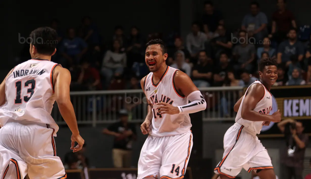 Ekspresi para pemain Pelita Jaya usai mecetak poin saat melawan Satria Muda pada laga Perbasi Cup 2017 di Sports Mall, Kelapa Gading, Jakarta, (10/11/2017). Pelita Jaya menang 82-77.  (Bola.com/Nick Hanoatubun)