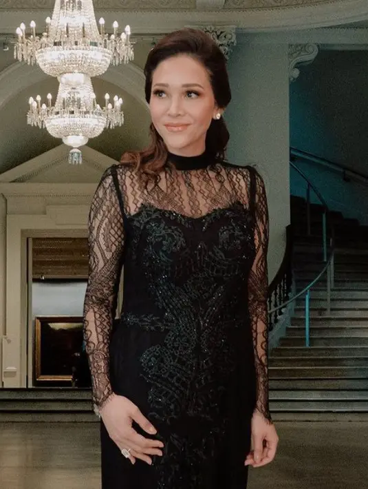 Ia tampil dengan dress hitam brokat dengan dada dan lengan panjang yang transparan.[@maiaestiantyreal]