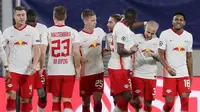 Para pemain RB Leipzig merayakan gol yang dicetak oleh Angelino ke gawang Basaksehir pada laga Liga Champions di Stadion RB Arena, Rabu (21/10/2020). RB Leipzig menang dengan skor 2-0. (AP/Markus Schreiber)