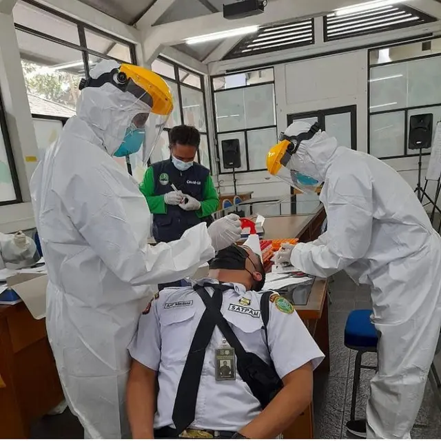 Pegawai Tahura Juanda Kota Bandung tengah menjalani tes swab, Senin (1/2/2021). (Foto: Liputan6.com/dok.Tahura)