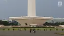 Wistawan beraktivias di kawasan Monumen Nasional (Monas), Jakarta, Sabtu (19/5). Kawasan wisata yang menjadi simbol ibukota tersebut menjadi salah satu lokasi warga untuk “ngabuburit” atau menunggu waktu berbuka puasa. (Liputan6.com/Immanuel Antonius)