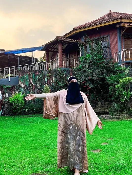 Penampilan Tasyi Athasyia pun terlihat lebih sederhana namun tetap santun dan stylish. (FOTO: instagram.com/tasyiiathasyia/)