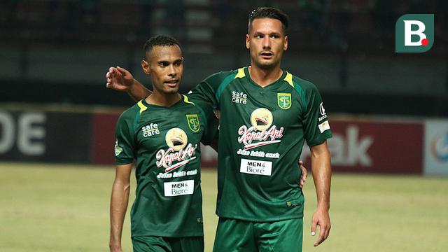 Ruben Sanadi dan Raphael Maitimo (Persebaya Surabaya)