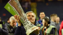 Jose Mourinho berpose dengan trofi Liga Europa, Swedia, Kamis (25/5). Keberhasilan Mourinho meraih juara Liga Europa membuat Mou menjadi pelatih pertama yang mampu memenangi Liga Champions dan Liga Europa/Piala UEFA lebih dari sekali. (AP Photo)