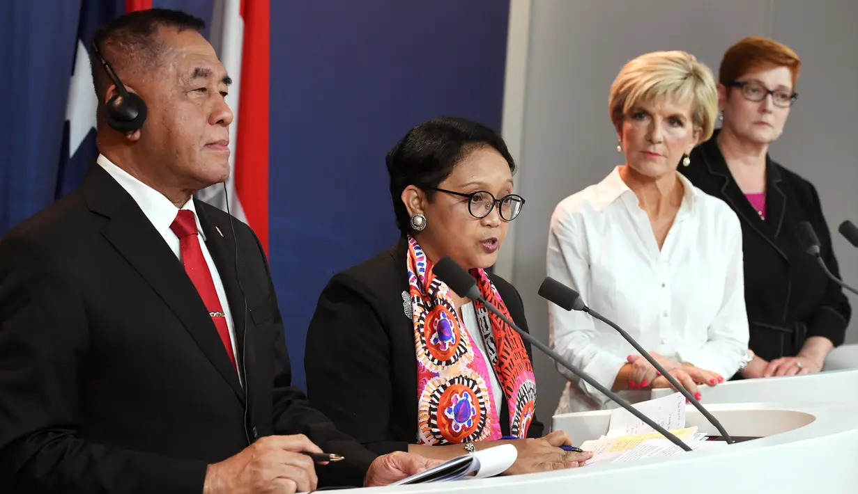 Menhan RI Ryamizard Ryacudu (kiri) dan Menlu Retno Marsudi (kedua kiri) memberi keterangan usai pertemuan dengan Menlu Australia Julie Bishop serta Menhan Australia Marise Payne di Sydney (16/3). (AFP Photo/Pool/William West)