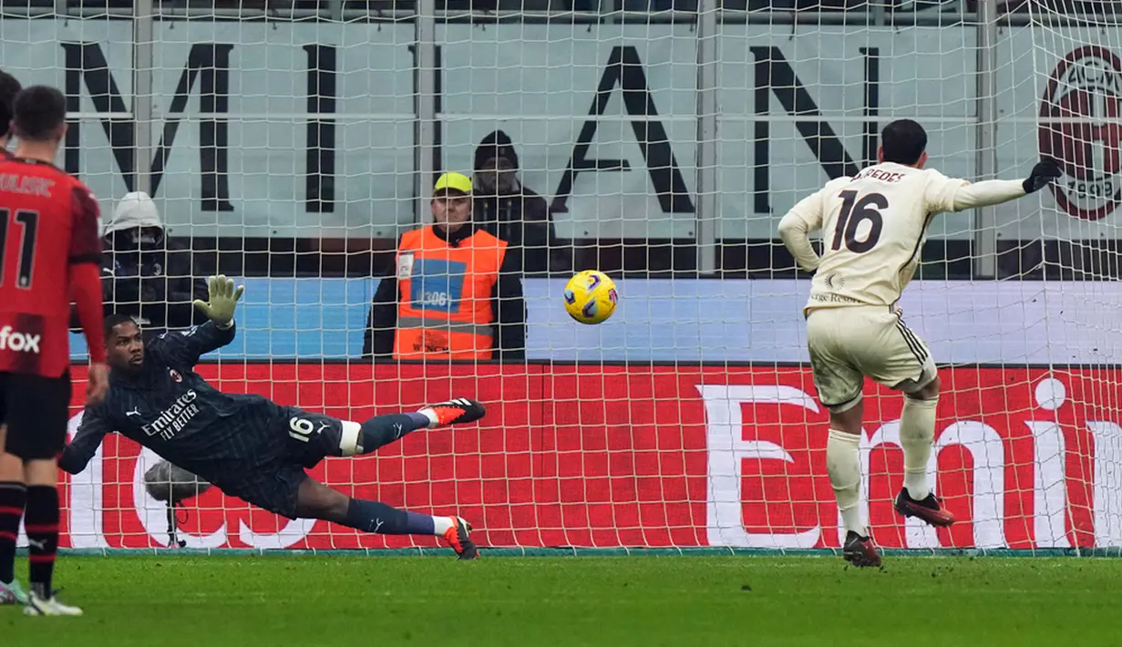 AS Roma memperkecil skor pada menit ke-69 melalui tendangan penalti Leandro Paredes. Hadiah penalti diberikan setelah Lorenzo Pellegrini dijatuhkan di kotak terlarang. (AP Photo/Luca Bruno)