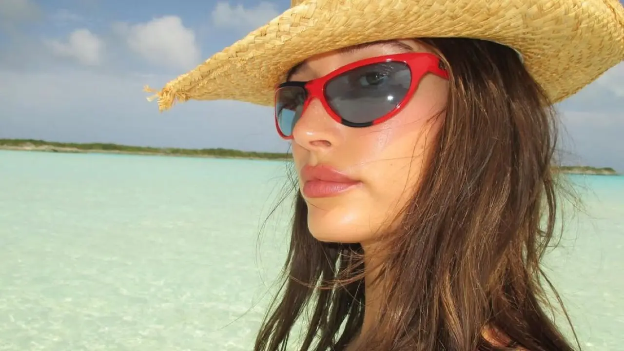 9 Tips Aplikasi Sun-Kissed Makeup Natural ala Beach Holiday (photo by instagram.com/haileybieber)
