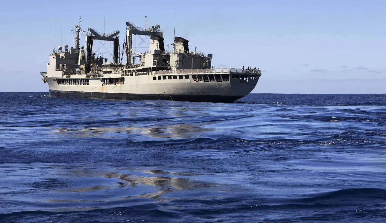 Kapal Pertahanan Australia Ocean Shield HMAS Stirling dikerahkan untuk mencari MH370 di Samudera Hindia (2/4/2014) (REUTERS/Australian Defence Force).
