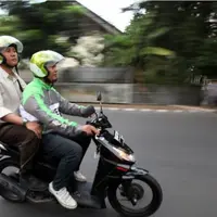Seorang tukang ojek berbasis aplikasi menceritakan pengalamannya melayani permintaan pelanggan yang kocak abis.