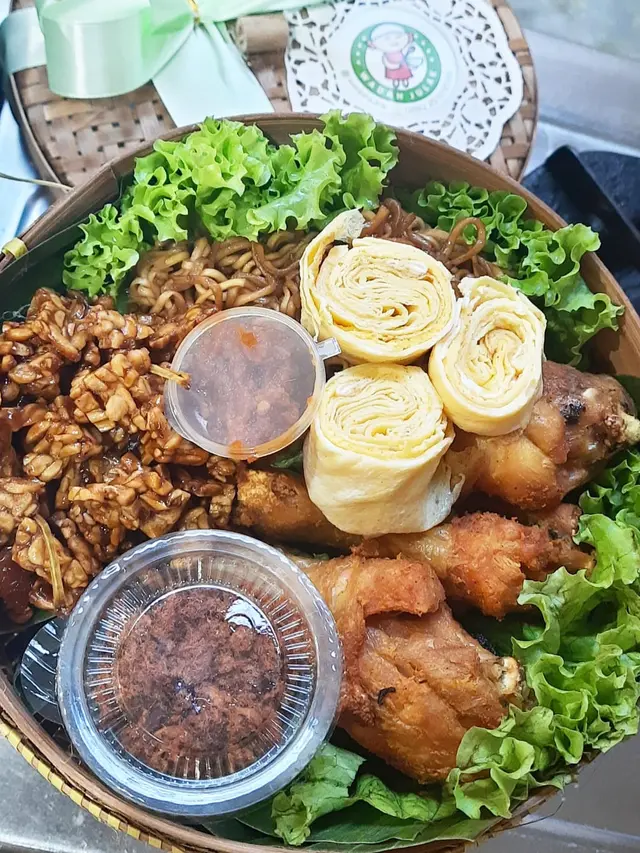 Hadir di Yogyakarta, Wadah Julak Jadikan Nasi Kuning Ayam Masak Habang ...