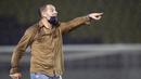 Pelatih PSS Sleman, Dejan Antonic memberi instruksi dari pinggir lapangan saat melawan PSM Makassar dalam laga pekan ke-12 BRI Liga 1 2021/2022 di Stadion Manahan, Solo, Kamis (18/11/2021). (Bola.com/Bagaskara Lazuardi)