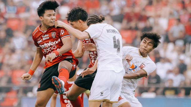 Bali United melawan Madura United.