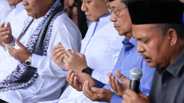 Presiden ke-6 RI Susilo Bambang Yudhoyono (SBY) dan Ketua Umum Partai Demokrat Agus Harimurti Yudhoyono (AHY) berziarah ke Makam Kuburan Massal Siron, Aceh, Senin (25/12/2023). (Foto: Partai Demokrat)