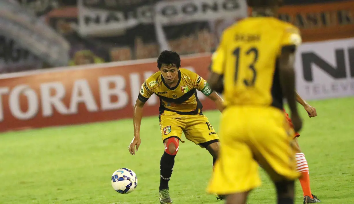 Pemain Tulehu, Rizky Pellu  yang kaya pengalaman, dipercaya sebagai kapten Mitra Kukar. (Bola.com/Nicklas Hanoatubun)