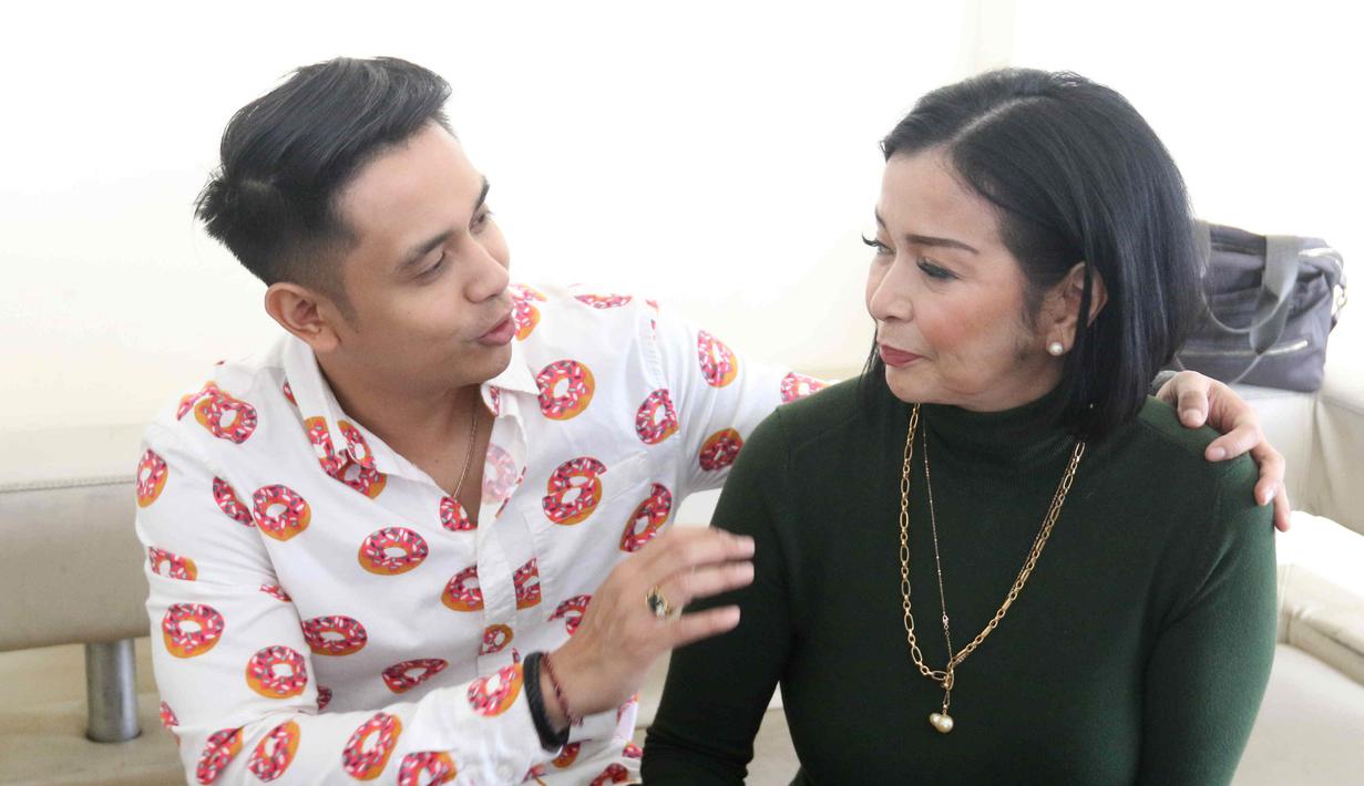 Pasangan selebritis Ajun Perwira dan Jennifer Jill berpose di kawasan Cipinang Cempedak, Jakarta, Selasa (9/8/2022). Istri dari artis Ajun Perwira, Jennifer Jill belum lama ini membagikan potret bahagia karena berhasil menurunkan berat badan hingga 24 kilo selama satu tahun. (Liputan6.com/Herman Zakharia)