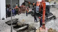 Sinkhole di Jalan Masjid India, Kuala Lumpur, Malaysia. (AP/ Vincebt Thian)