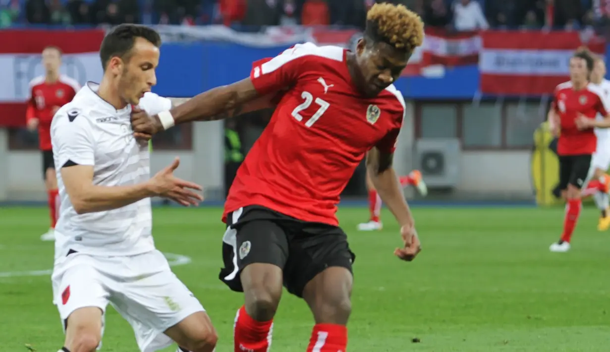 Gelandang Austria, David Alaba (kanan), mendapat kawalan ketat dari pemain Albania, Elseid Hysaj dalam laga uji coba yang digelar di Stadion Ernst Happel, Wina, Minggu (27/3/2016) dini hari WIB. (Bola.com/Reza Khomaini)