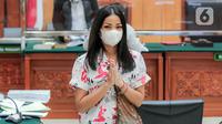 Aktris Nirina Zubir memberikan isyarat saat menghadiri sidang lanjutan kasus mafia tanah di Pengadilan Negeri Jakarta Barat, Jakarta, Selasa (7/6/2022). Sidang lanjutan kali ini masih beragendakan mendengarkan keterangan dari saksi. (Liputan6.com/Faizal Fanani)