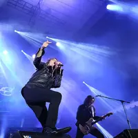 Pengunjung Volcano Rock Vestival langsung memadati depan panggung saat Europe beraksi di atas panggung. (Bambang E. Ros/Bintang.com)