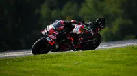 Pembalap Aprilia, Marco Bezzecchi saat mentas di MotoGP Austria 2025. (Jure Makovec / AFP)