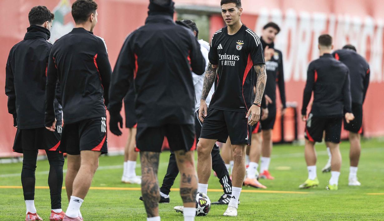 Demi memuluskan jalan menuju babak selanjutnya dan membuktikan kualitas mereka sebagai raksasa Eropa, Los Blancos bertekad meraih keuntungan di laga leg pertama ini. Tampak dalam foto, gelandang SL Benfica asal Argentina, Enzo Barrenechea (tengah) saat menghadiri sesi latihan menjelang leg pertama play-off Liga Champions 2025/2026 melawan Real Madrid di Kampus Benfica, Seixal, pinggiran Lisbon, Portugal, pada Senin 16 Februari 2026. (PATRICIA DE MELO MOREIRA/AFP)
