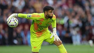 Kiper Arsenal, David Raya mengumpan bola ke rekannya saat laga lanjutan Liga Inggris 2024/2025 melawan Aston Villa di Villa Park, Birmingham, Inggris, Sabtu (24/08/2024) malam WIB. (AFP/Adrian Dennis)