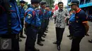 Wagub DKI Jakarta, Djarot Saiful Hidayat memberi arahan kepada petugas damkar di Kantor Dinas Pemadam Kebakaran, Jalan KH Zainul Airifin, Jakarta, Sabtu (8/10). Djarot memantau kesiapan anggota dan peralatan pemadam kebakaran. (Liputan6.com/Faizal Fanani)