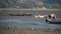 Kemarau yang melanda Provinsi Gorontalo sejak akhir Mei 2019 membuat Danau Limboto mengering sejauh 200 - 300 meter dari bibir danau. (Liputan6.com/ Arfandi Ibrahim)