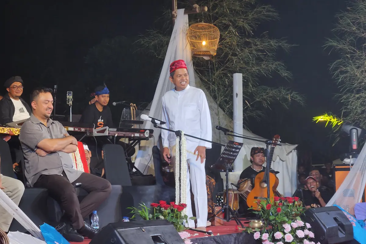 Calon Gubernur Jawa Barat, Dedi Mulyadi menyapa warga Depok di lapangan Banjaran Pucung, Tapos, Depok.