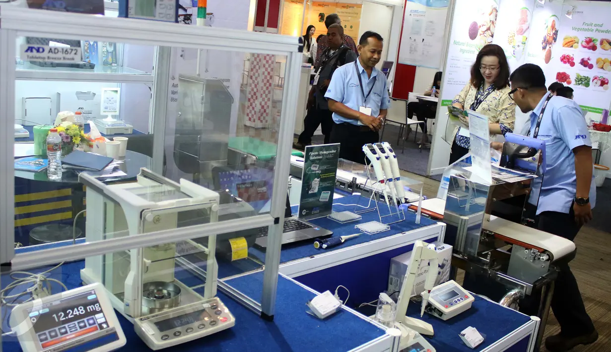 Pengunjung melihat produk yang di pamerankan dalam ajang pameran niaga bahan baku farmasi dan pangan fungsional terkemuka se-Asia Tenggara di JIEXPO, Jakarta, Rabu (22/3). (Liputan6.com/Angga Yuniar)