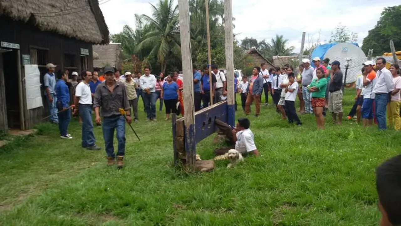 Wali kota di Bolivia utara dipasung warganya. (Radio Fides)