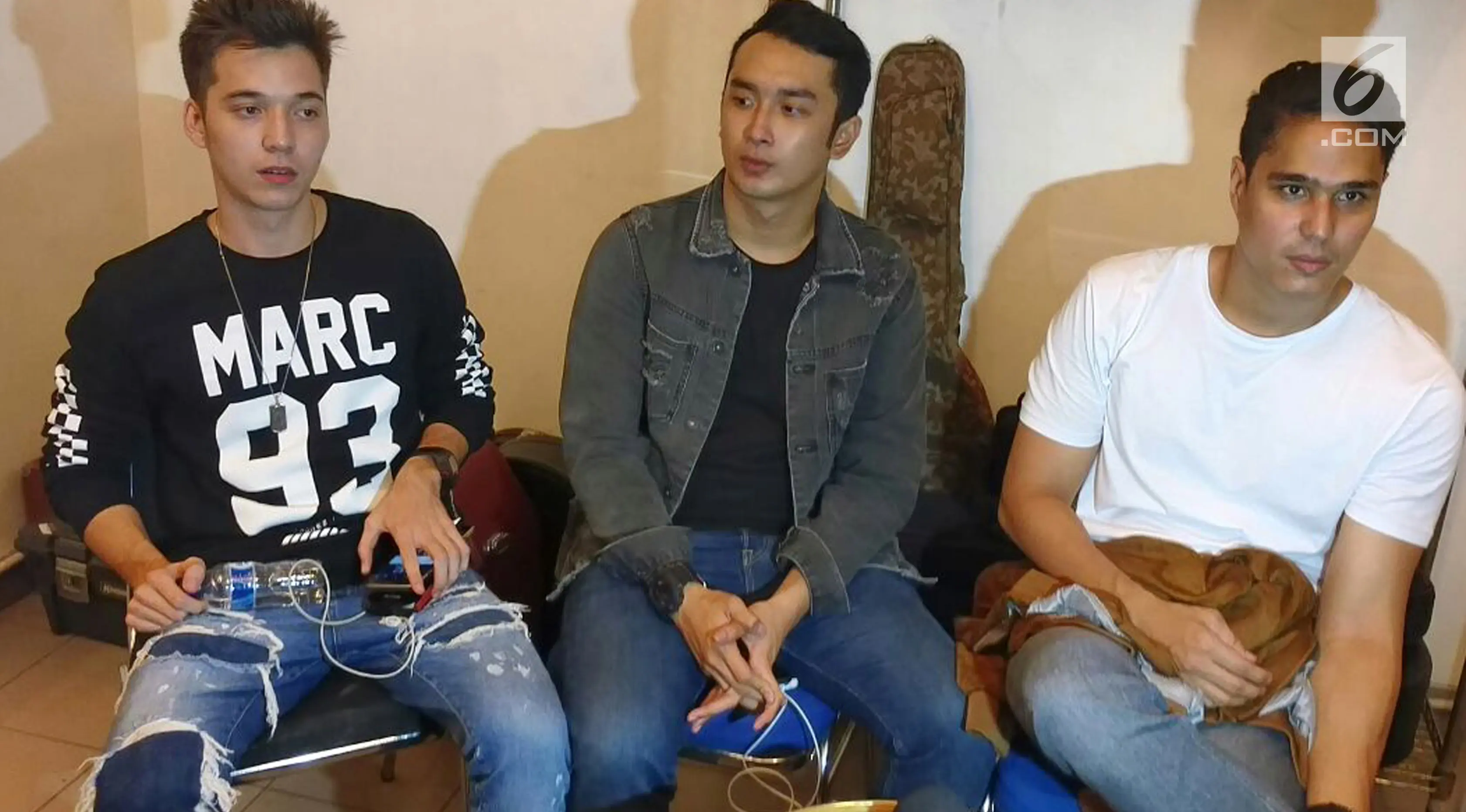 Bintang serial Anak Langit, Stefan William, Gerald Yohanes Putra dan Mischa Chandrawinata melakukan meet and greet di Surabaya. (Dian Kurniawan/Liputan6.com)