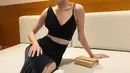 Lagi, Mikha Tambayong tampil menawan mengenakan cropped top bertali spageti dengan detail garis leher yang asimetris, dipadu rok panjang dengan high slit. [Foto: Instagram/miktambayong]