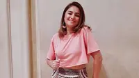 Menggunakan crop top merah jambu dan mini skirt bermotif, membuat penampilan wanita 30 tahun ini terlihat lebih muda. Sneakers juga melengkapi gaya casual Marshanda terlihat semakin kece. (Liputan6.com/IG/marshanda99)