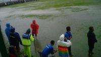 Stadion Mini Plumbon di lereng Gunung Lawu jadi kolam setelah diguyur hujan deras pada Selasa (10/11/2015). Laga perempat final antara Persis Solo vs PSBK Blitar pun tak dituntaskan. (Bola.com/Romi Syahputra)