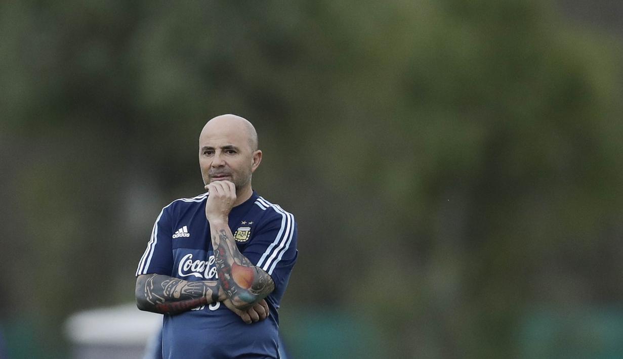 Pelatih Argentina, Jorge Sampaoli, memimpin langsung sesi latihan timnas jelang laga kualifikasi piala dunia 2018 di  Buenos Aires, Selasa (29/8/2017). Argentina akan berhadapan dengan Uruguay. (AP/Natacha Pisarenko)