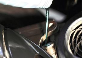 Ilustrasi penggantian oli mesin sepeda motor. (Pertamina Lubricants)