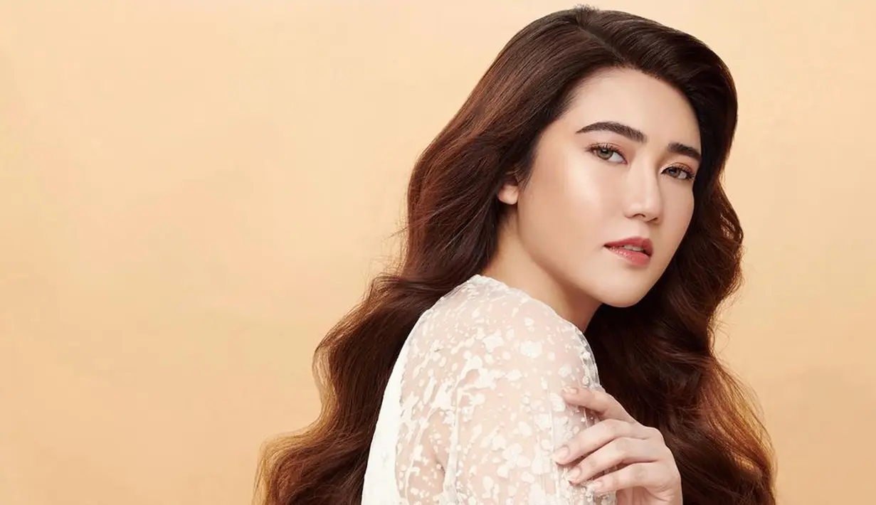 "Fyi pas nggandol aku nggak pake seragam sekolah aku nyamar jadi cowok (pake kaos oblong + topi buat masukin rambut)," ujar Via Vallen. (Instagram/viavallen)