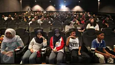 Pengunjung mengikuti kegiatan nonton bareng film di Blitz Grand Indonesia, Jakarta, Sabtu (7/11/2015). Cinemaholic Secret Agent bersama Lipton menyajikan kegiatan menarik, seperti doorprize dan photobooth. (Liputan6.com/Immanuel Antonius)