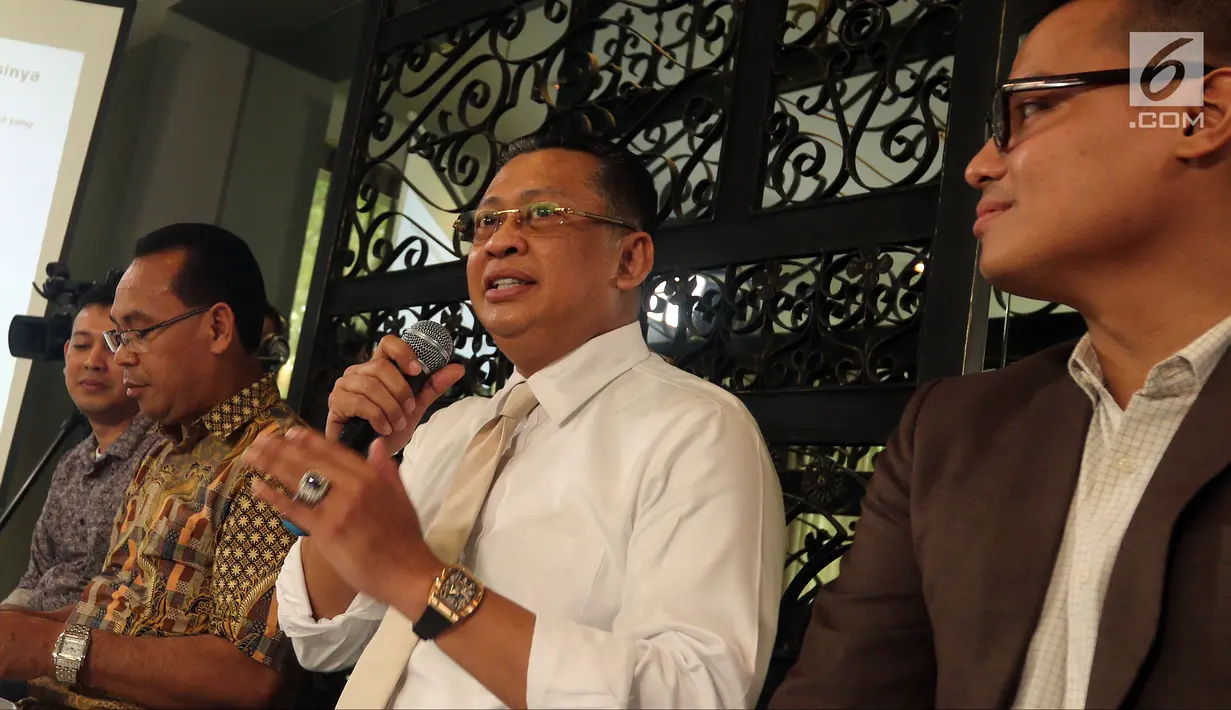 Ketua DPR Bambang Soesatyo saat hadir dalam rillis survei yang diadakan lembaga survei Charta Politika Indonesia di Jakarta, Selasa (28/8). Terdapat 800 responden dari delapan kota besar di Indonesia. (Liputan6.com/JohanTallo)