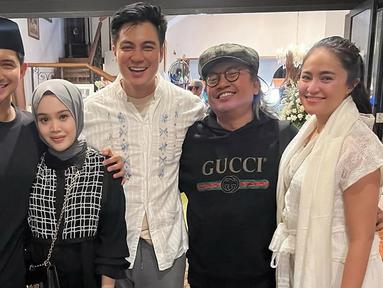 Acara pengajian diisi dengan pembacaan tahlil. Baim turut mengundang keluarga, kerabat, serta sahabatnya. Selain Chand Kelvin, hadir pula penulis Moammar Emka dan Marshanda. Malam itu, Marshanda datang mengenakan pakaian serba putih, menunjukkan rasa hormat dan dukanya kepada keluarga yang ditinggalkan. (Liputan6.com/IG/@chand_kelvin)