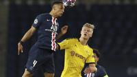 Bek PSG, Thilo Kehrer berebut bola udara dengan penyerang Borussia Dortmund, Erling Haaland pada pertandingan leg kedua babak 16 besar Liga Champions di stadion Parc des Princes, Paris, Prancis (12/3/2020). PSG menang 2-0 atas Dortmund dan melaju ke perempat final. (UEFA via AP)