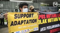 Aktivis melakukan aksi protes ketidakadilan iklim di depan Kedubes Inggris, Jakarta, Rabu (3/11/2021). Aksi juga menentang negara-negara di KTT iklim COP26 membayar utang iklim kepada negara-negara berkembang sebanyak 100 miliar dollar pertahun untuk pembiayaan iklim. (Liputan6.com/Faizal Fanani)